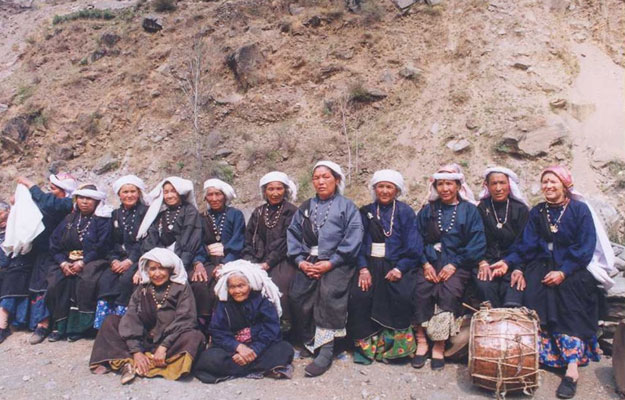 The Chipko Movement: An Indian Tree-Hugging Protest that Revolutionized Environmentalism World Sensorium Conservancy Plantings Magazine