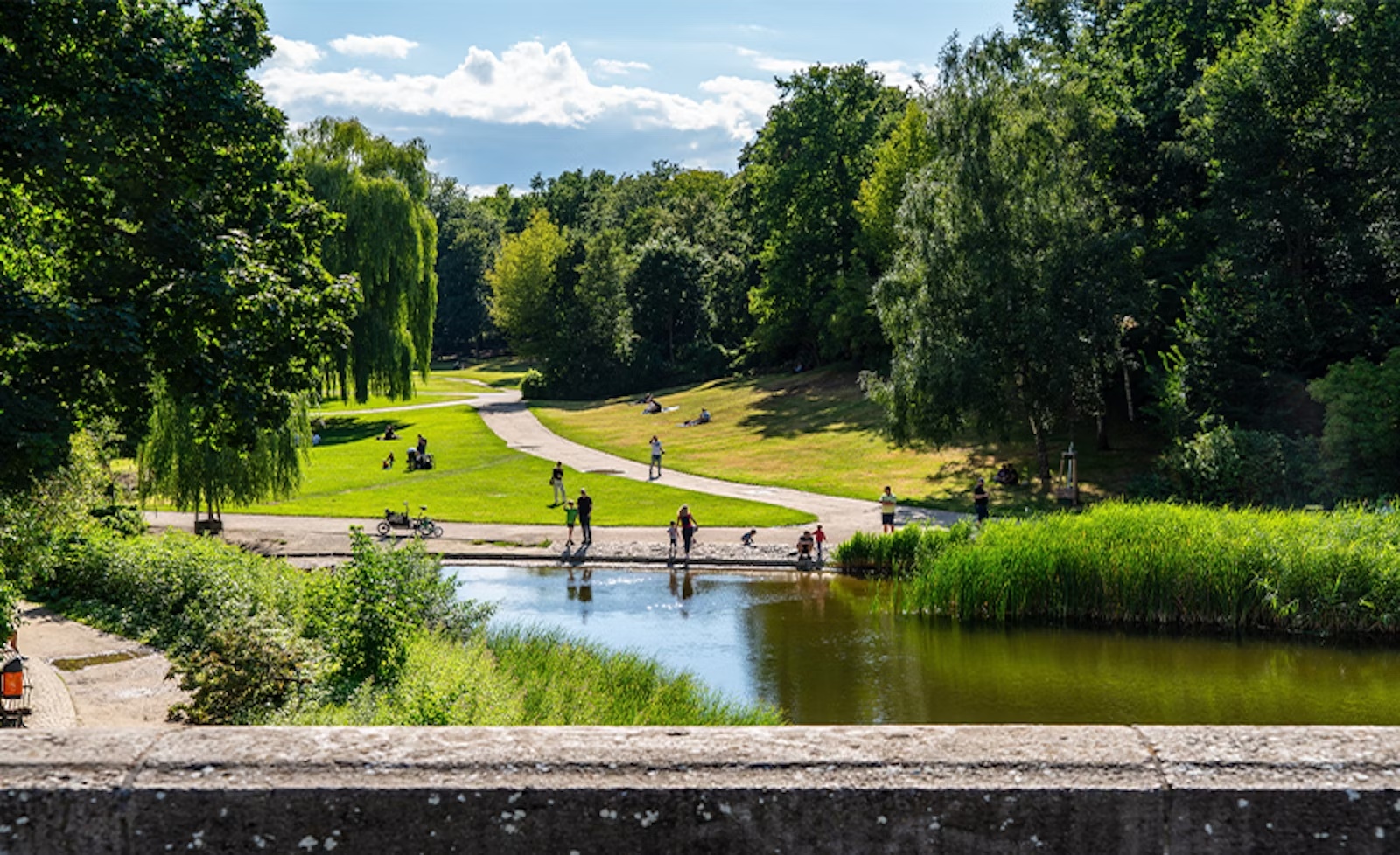 Rudolph Wilde Park in Berlin features a lake